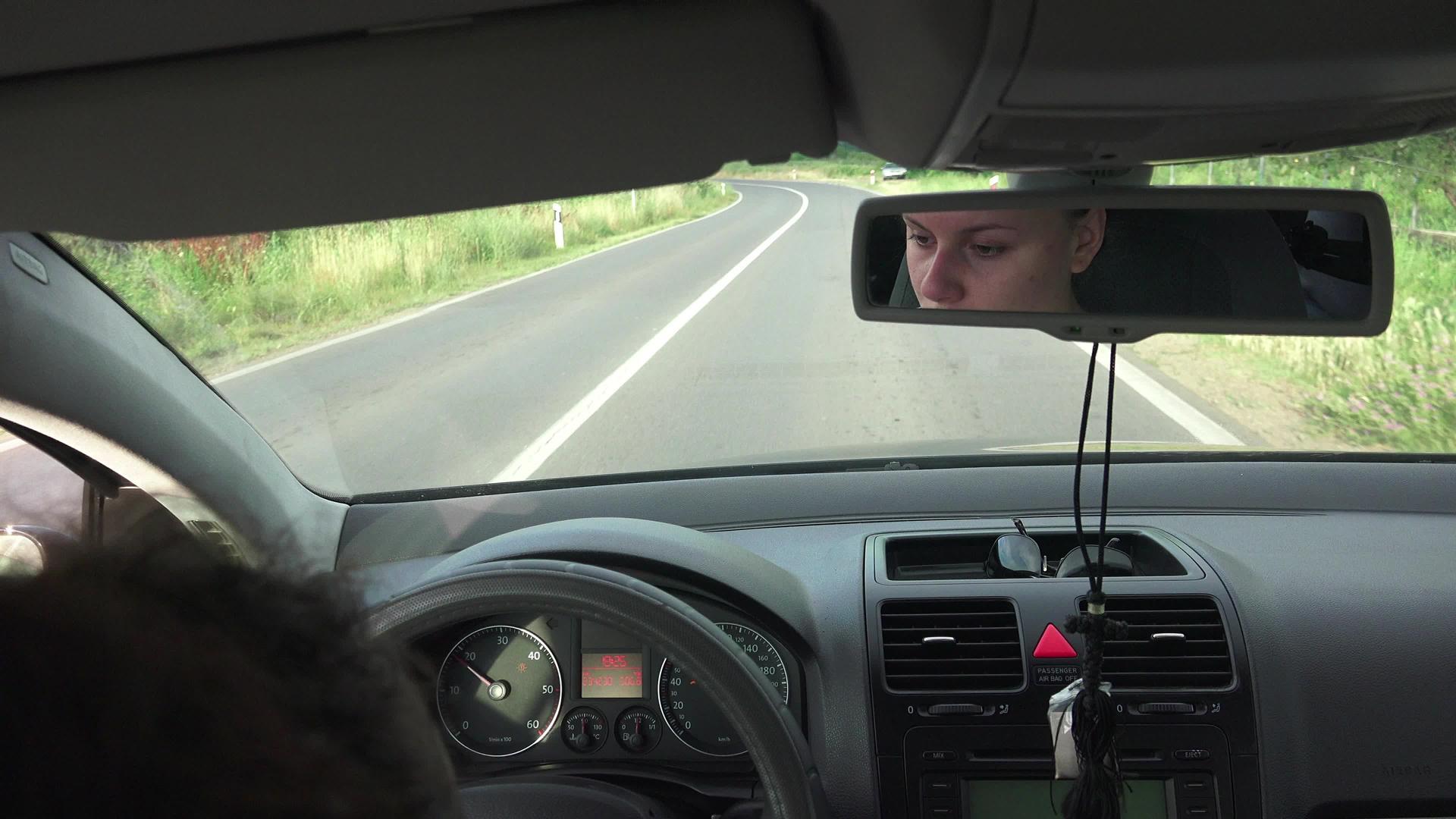 在镜子中可以看到驾驶汽车的女性脸部状况视频的预览图