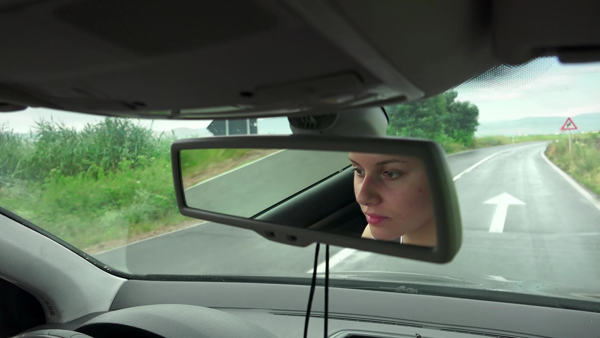 从镜像中可以看到驾驶汽车的妇女的面部状况视频的预览图