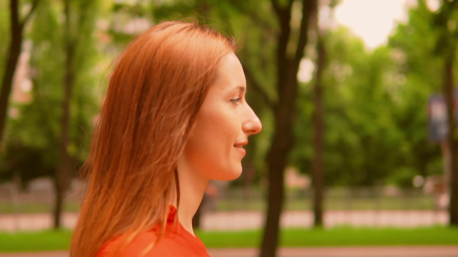 面对面穿着红色衬衫的年轻女性沿着巷子走过视频的预览图