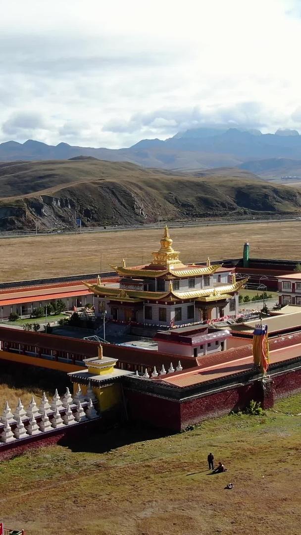航拍四川甘孜州著名藏传佛教建筑木雅金塔视频视频的预览图