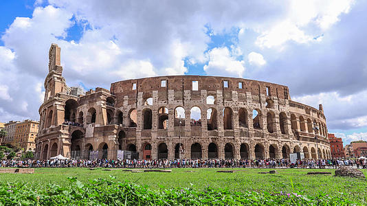 意大利首都罗马著名历史建筑罗马斗兽场延时视频视频的预览图