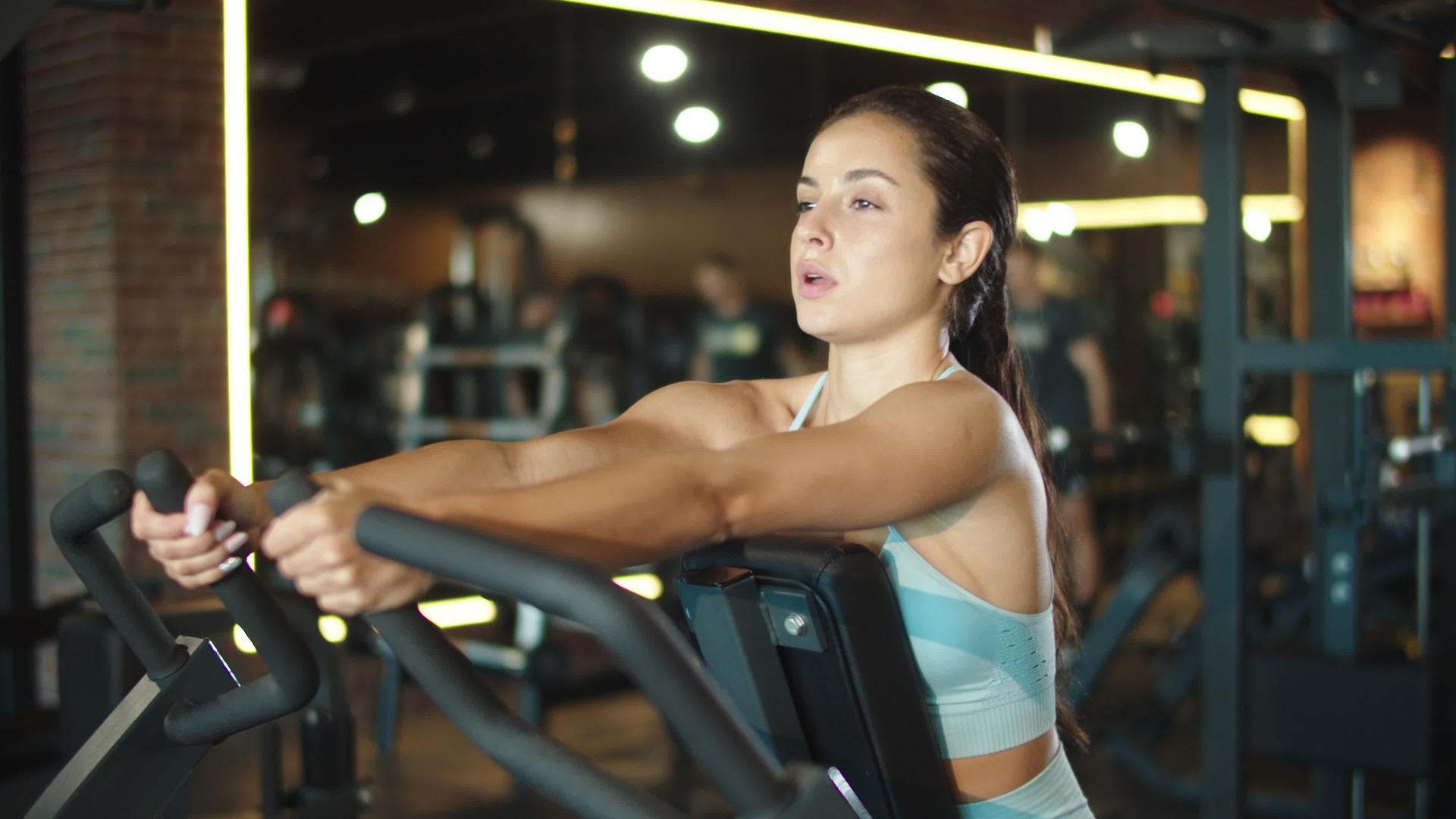 在健身房锻炼手臂的女孩视频的预览图
