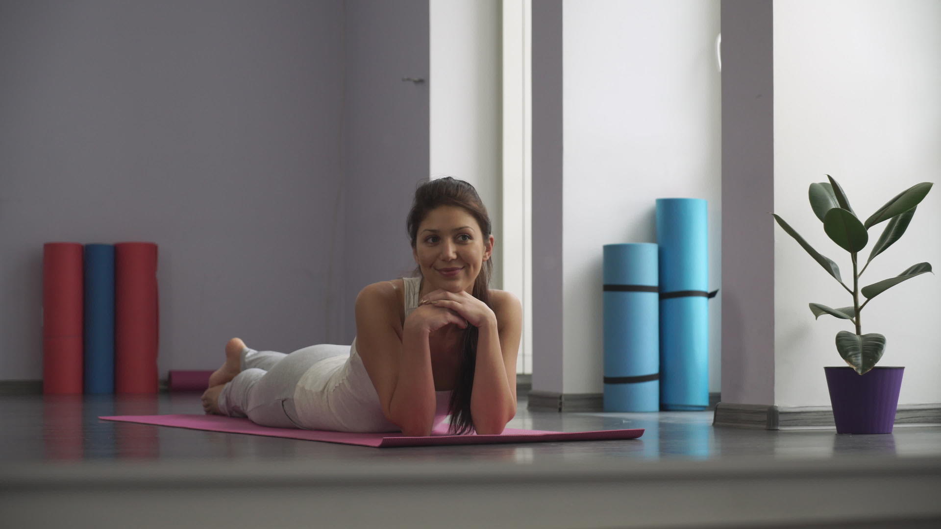 快乐的女人躺在瑜伽上视频的预览图