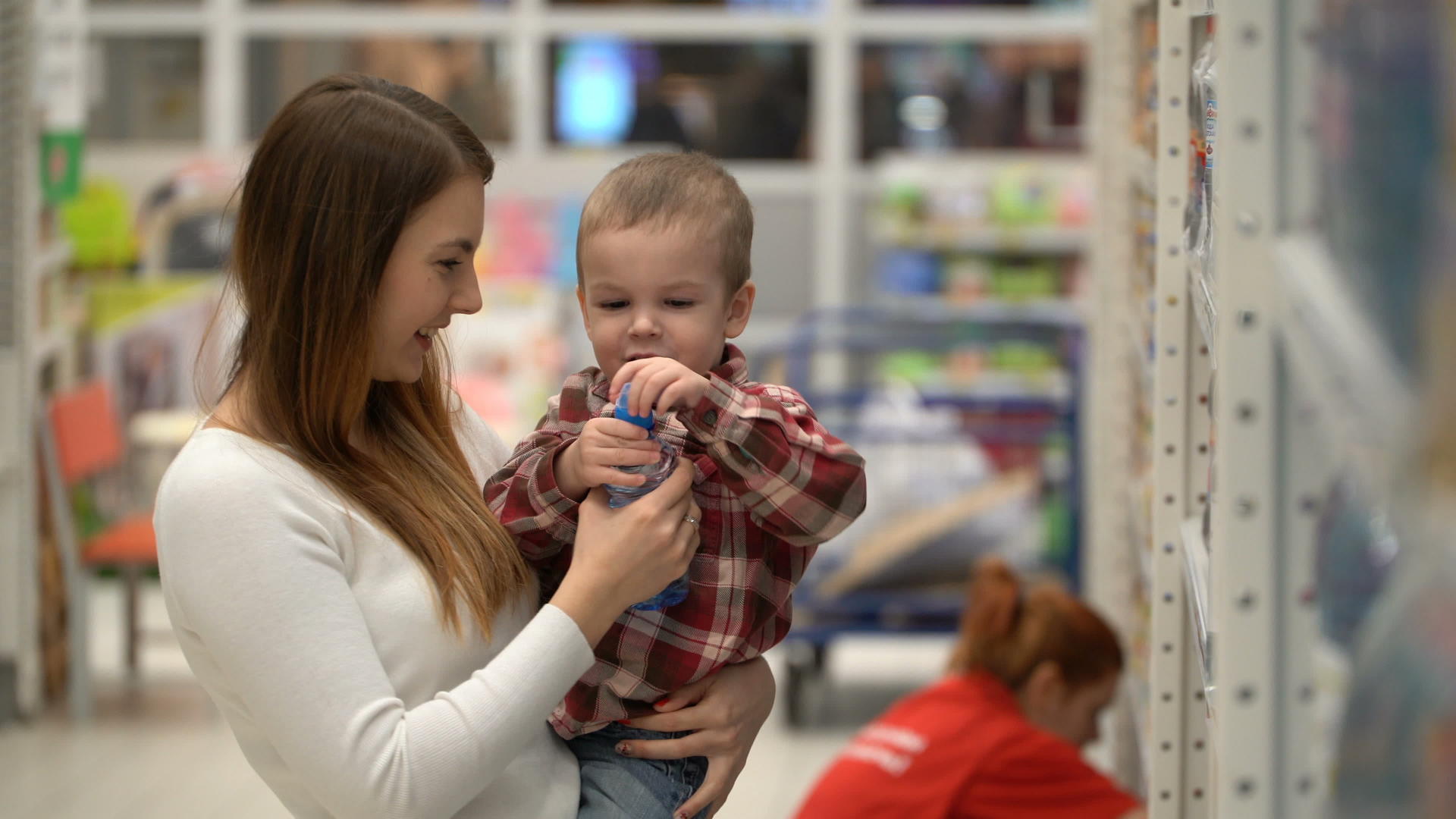 年轻的母亲和儿子在商店或超市买水视频的预览图