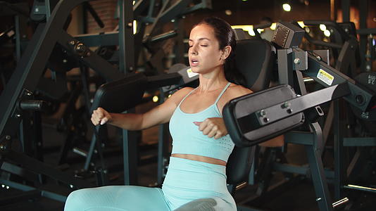 运动女孩在健身房锻炼手臂视频的预览图