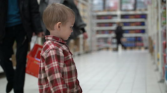 儿童在商店或超市购买婴儿食品视频的预览图