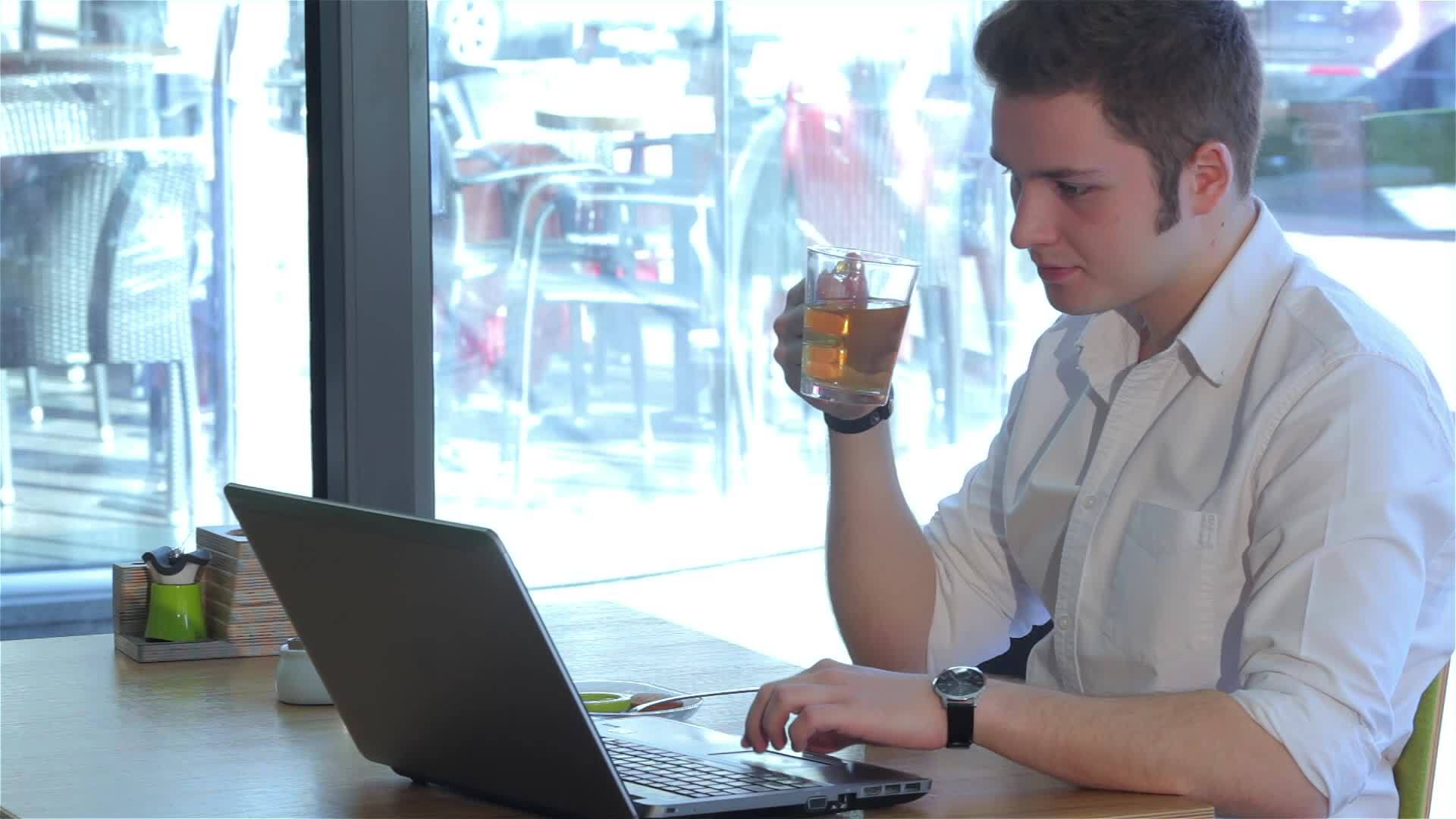男人在咖啡馆用笔记本电脑视频的预览图
