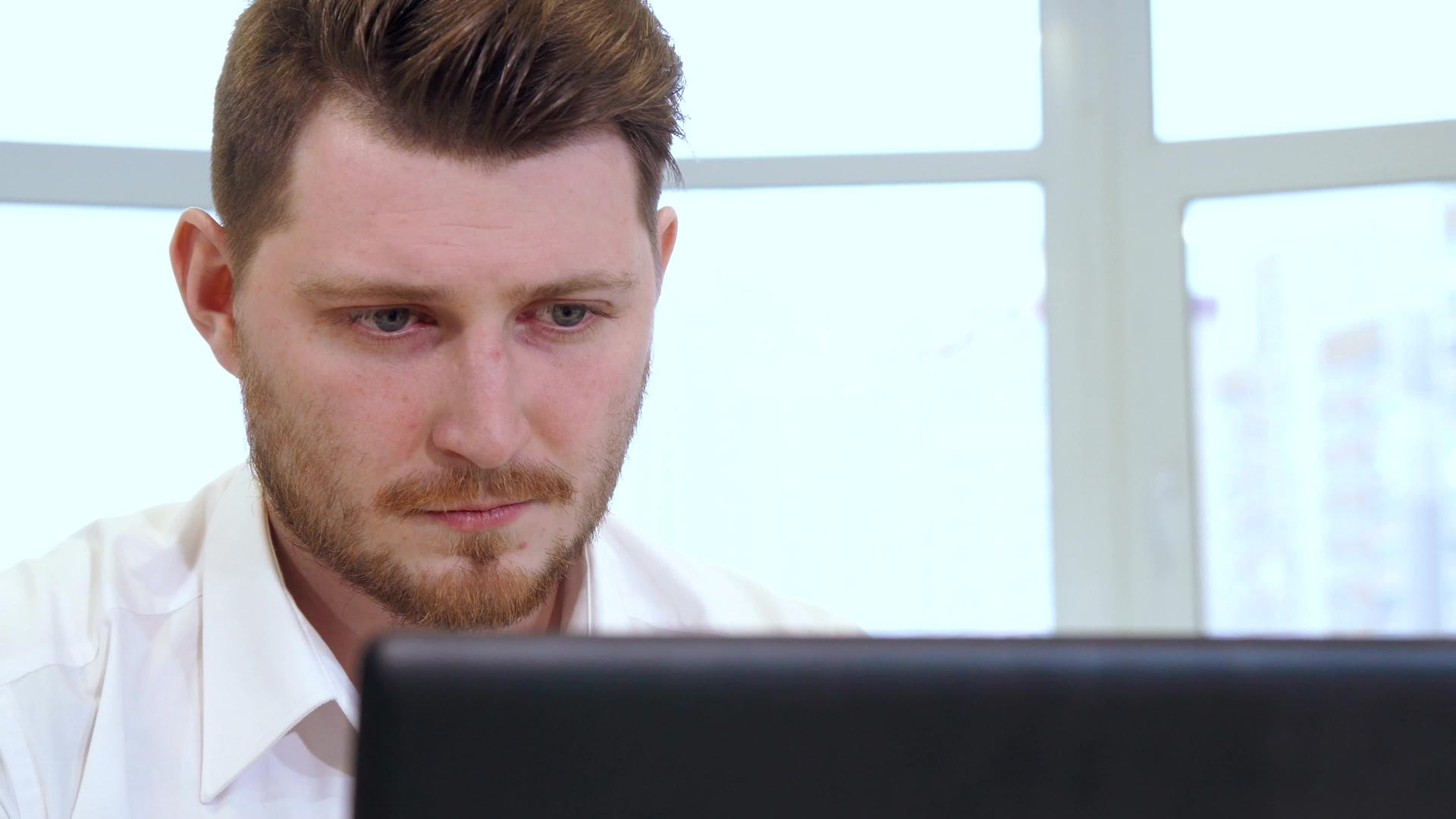 男经理在办公室用笔记本电脑视频的预览图