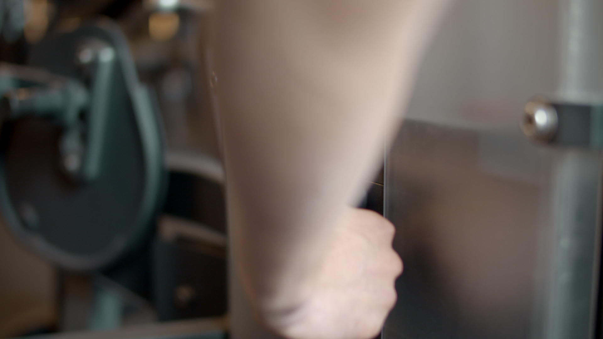 健身房里的强壮男人用手换砖头视频的预览图