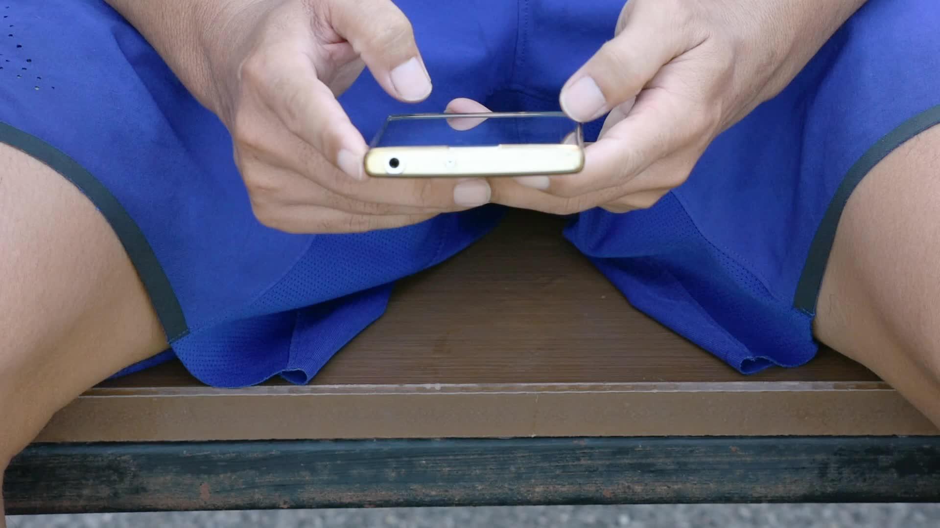 手指在男人手里用手机发短信视频的预览图