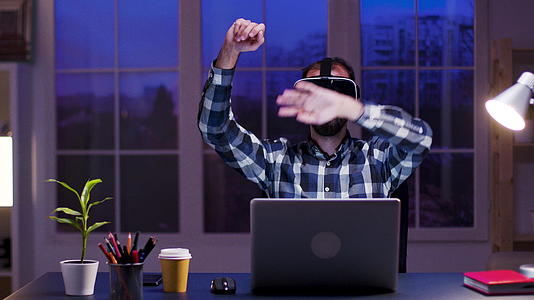 内务办公室商人穿着虚拟真人眼镜视频的预览图