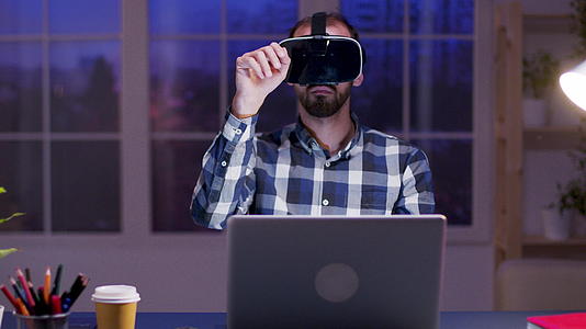 青年商人使用虚拟现实护目镜视频的预览图