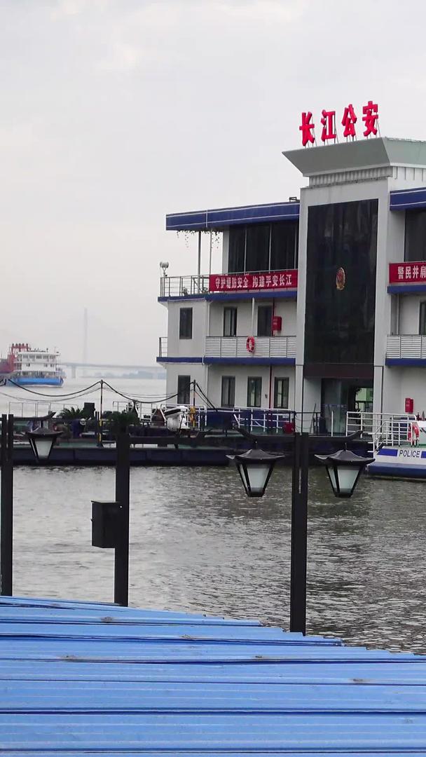 长江中下游防汛期间船上办公的水上公安材料视频的预览图
