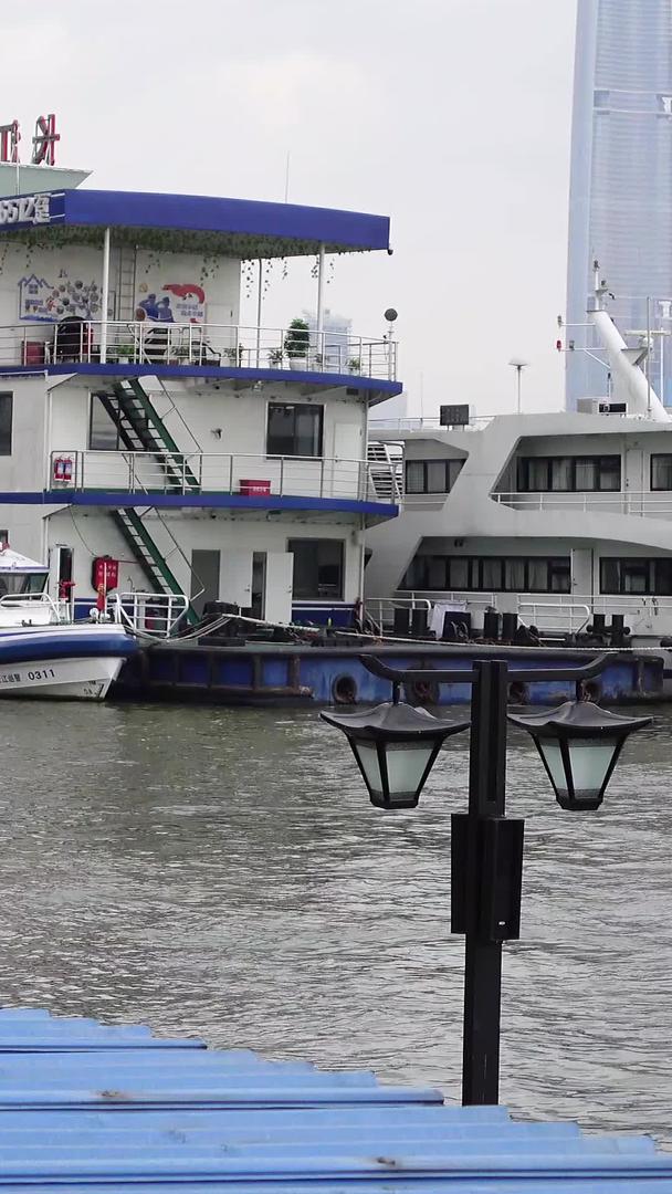 长江中下游防汛期间船上办公的水上公安材料视频的预览图