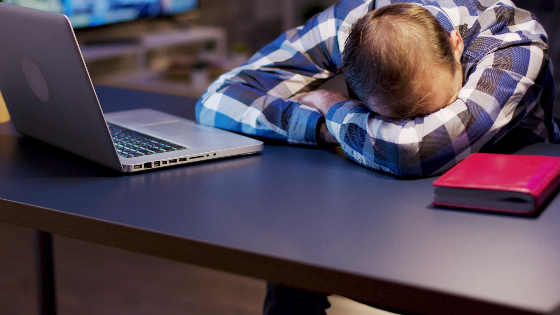 企业家躺在家里的办公桌旁睡觉视频的预览图