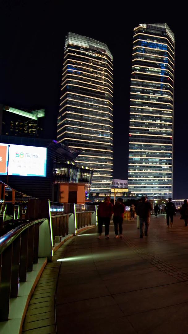 上海陆家嘴天桥大城市匆忙行人夜景延迟视频的预览图