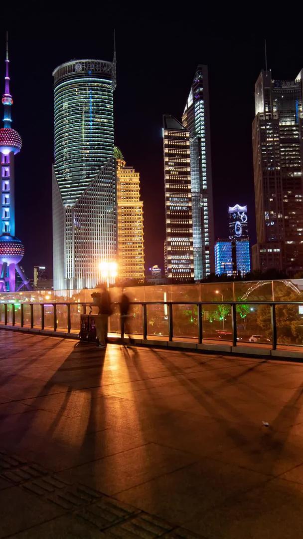 上海陆家嘴天桥大城市匆忙行人夜景延迟视频的预览图