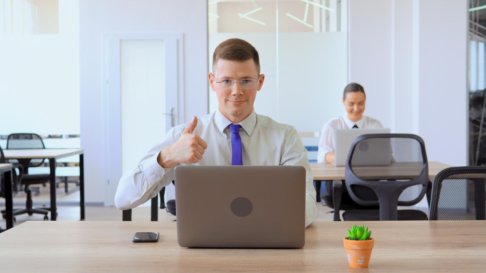 在工作场所使用笔记本电脑显示签名拇指的商业肖像视频的预览图