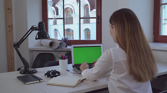 商业女性使用笔记本电脑输入数据视频的预览图