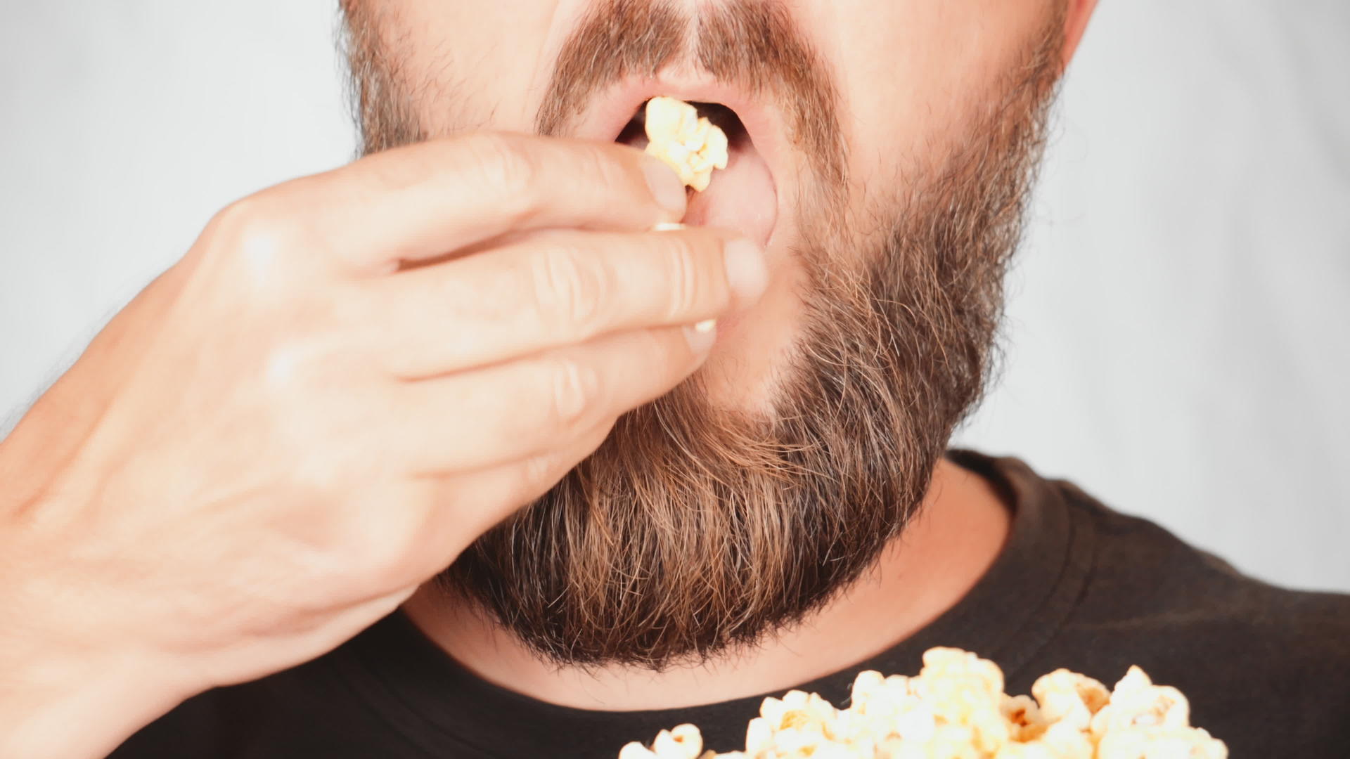 男性肖像吃爆米花视频的预览图