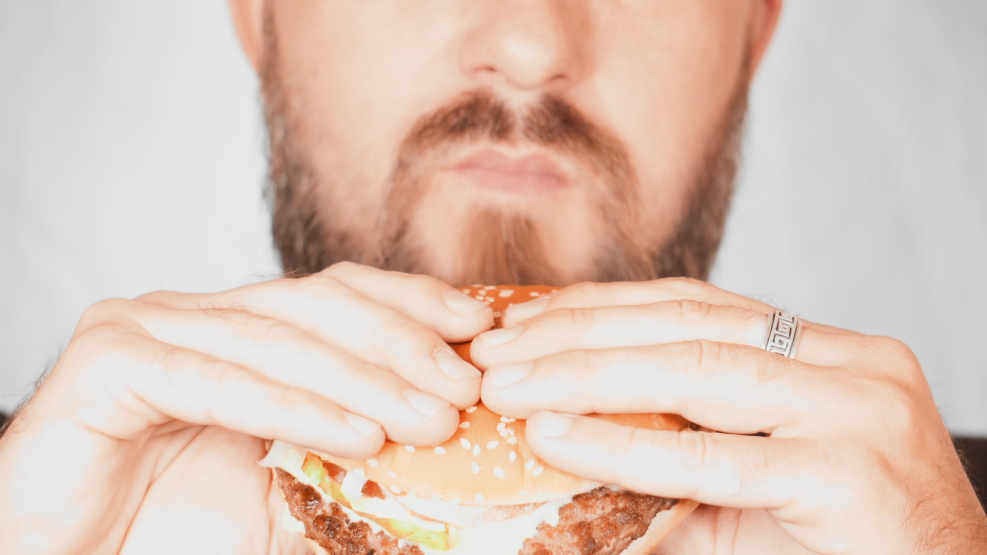 男人吃汉堡的近身画像视频的预览图