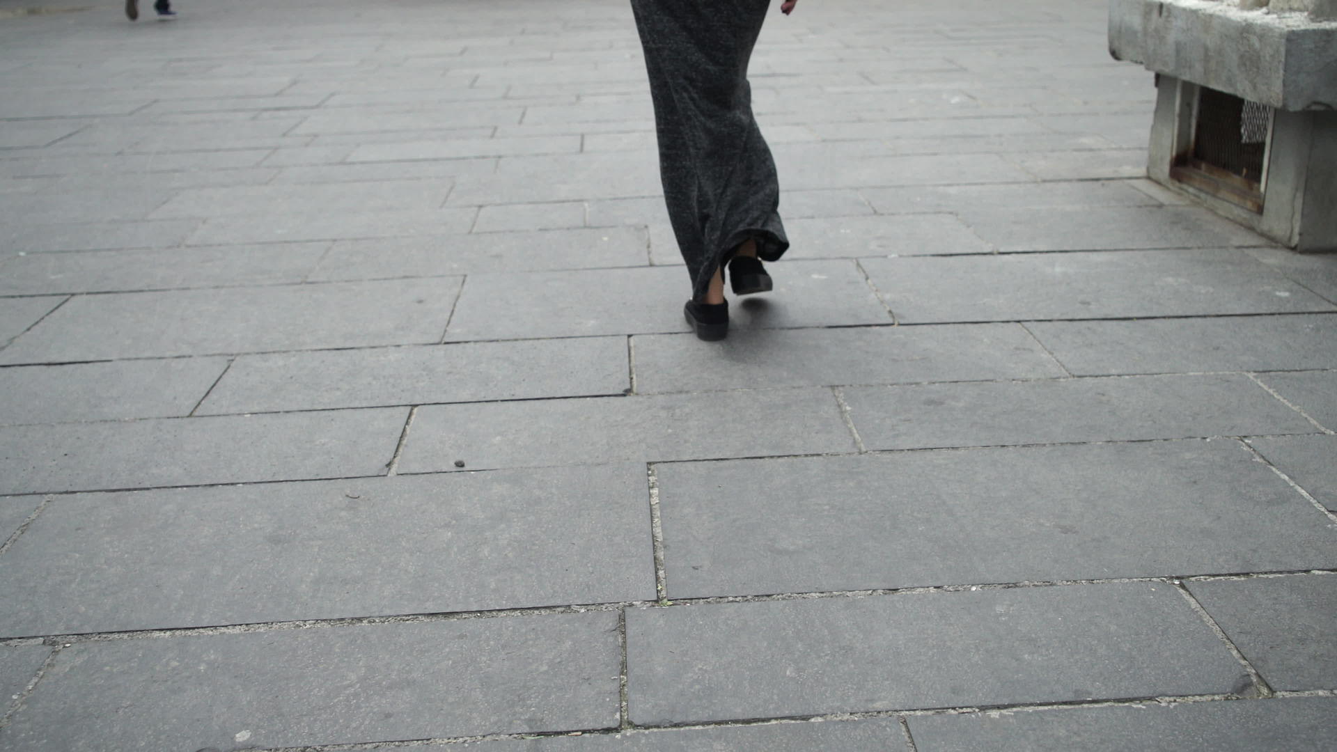 在城市里行走的女性穿不穿高跟鞋的便衣和滑板鞋视频的预览图
