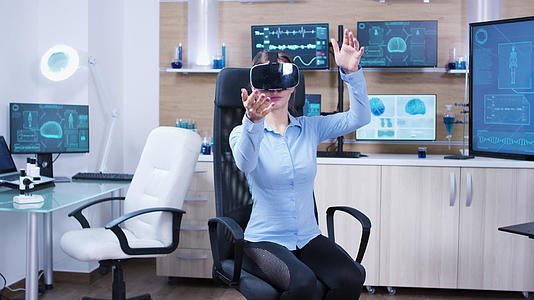 未来诊所使用虚拟现实护目镜的女医生；未来诊所视频的预览图