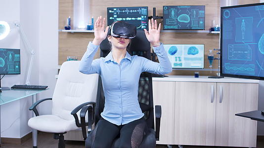 年轻女性在神经学实验室科学中使用虚拟现实护目镜视频的预览图