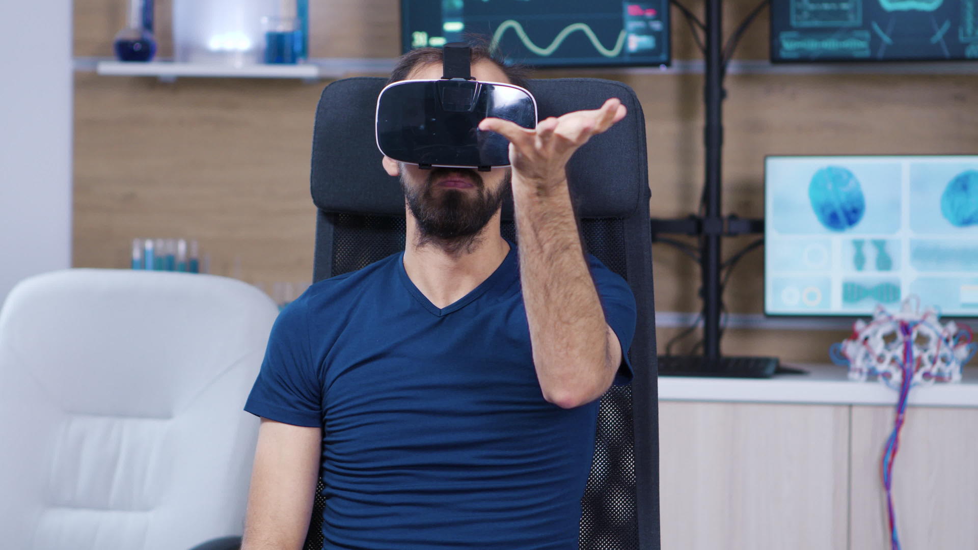 男性在神经科学实验室佩戴虚拟现实护目镜视频的预览图