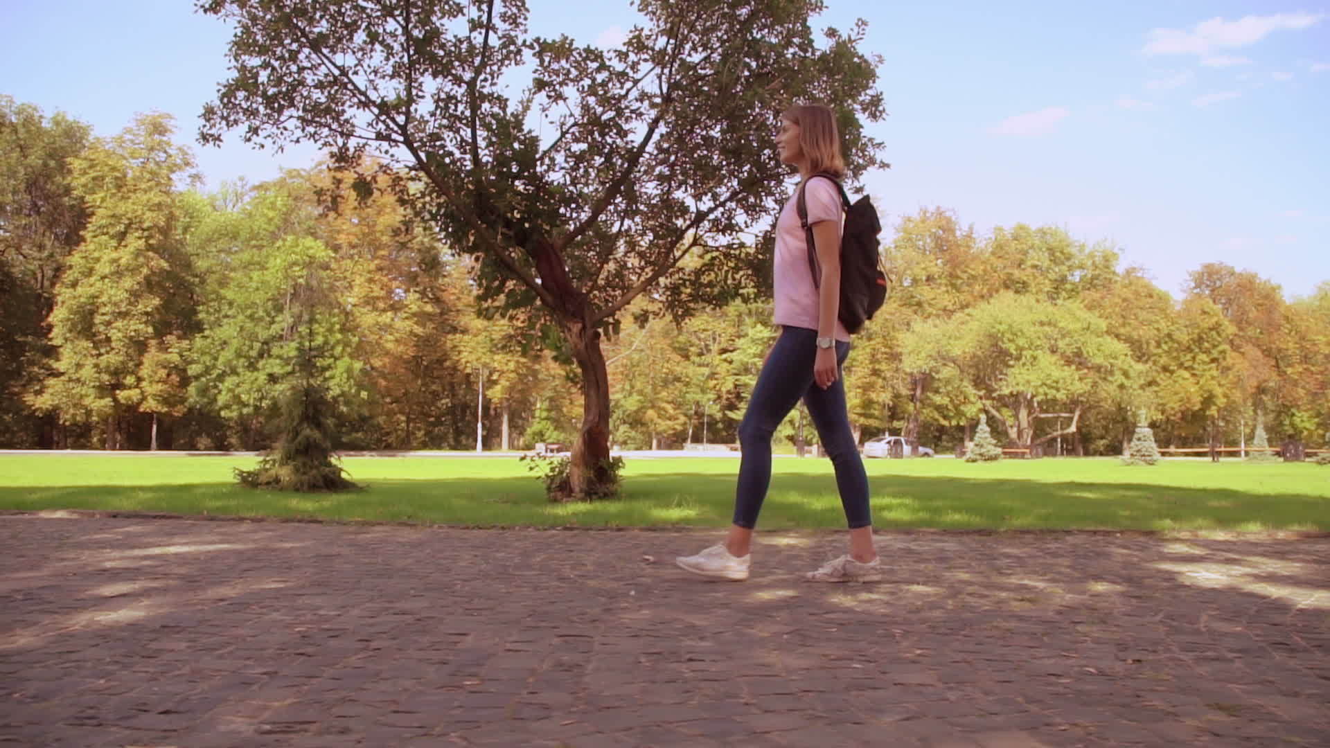 学生在校园一侧带背包徒步旅行视频的预览图