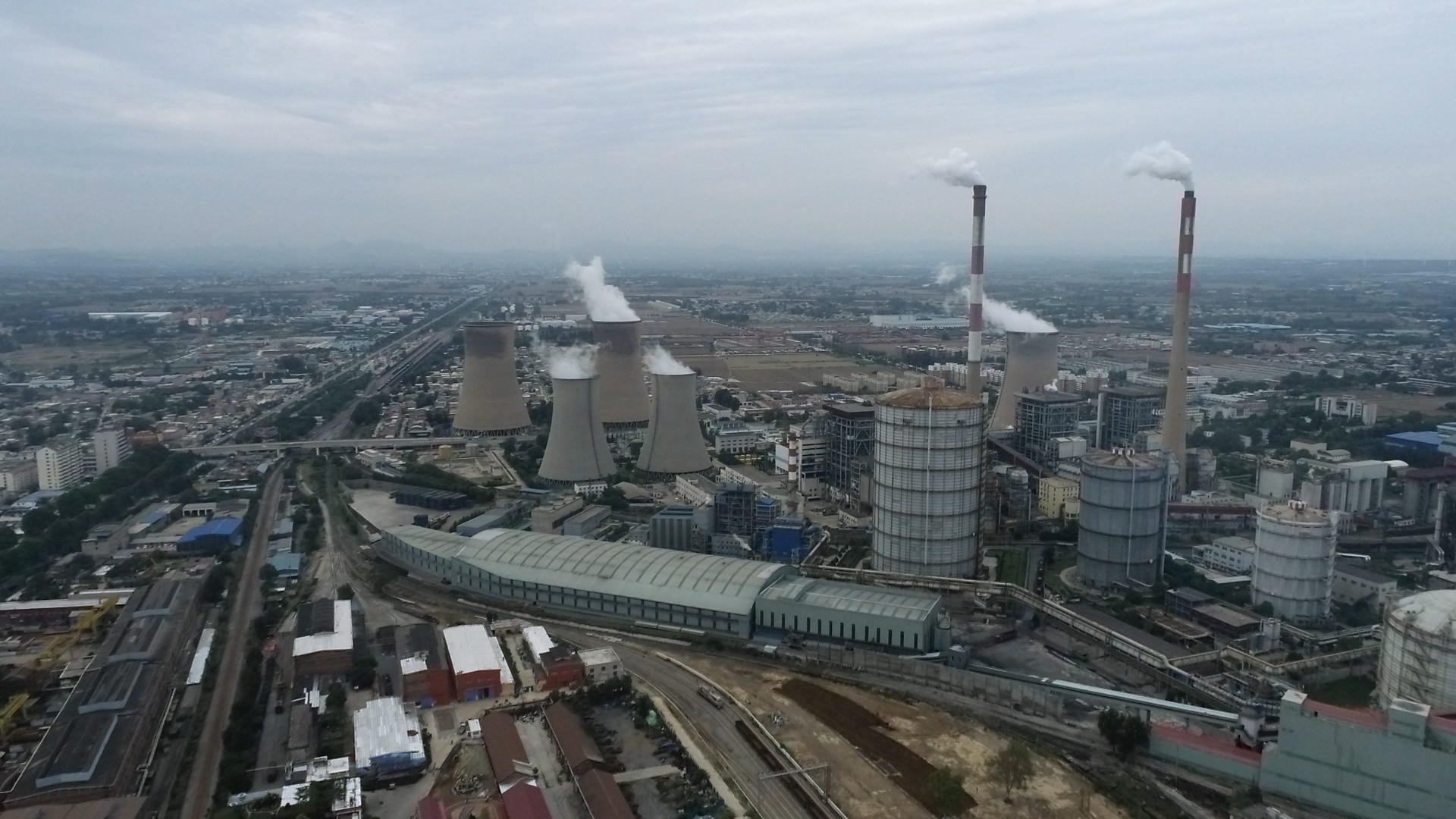 4K航拍电厂钢厂排放实拍视频的预览图