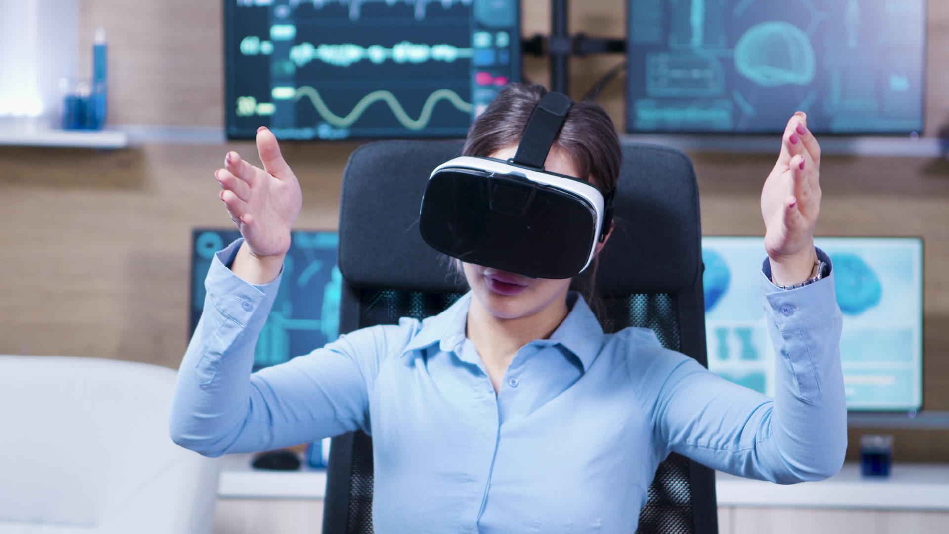 女性科学家在神经科诊所使用虚拟现实护目镜视频的预览图