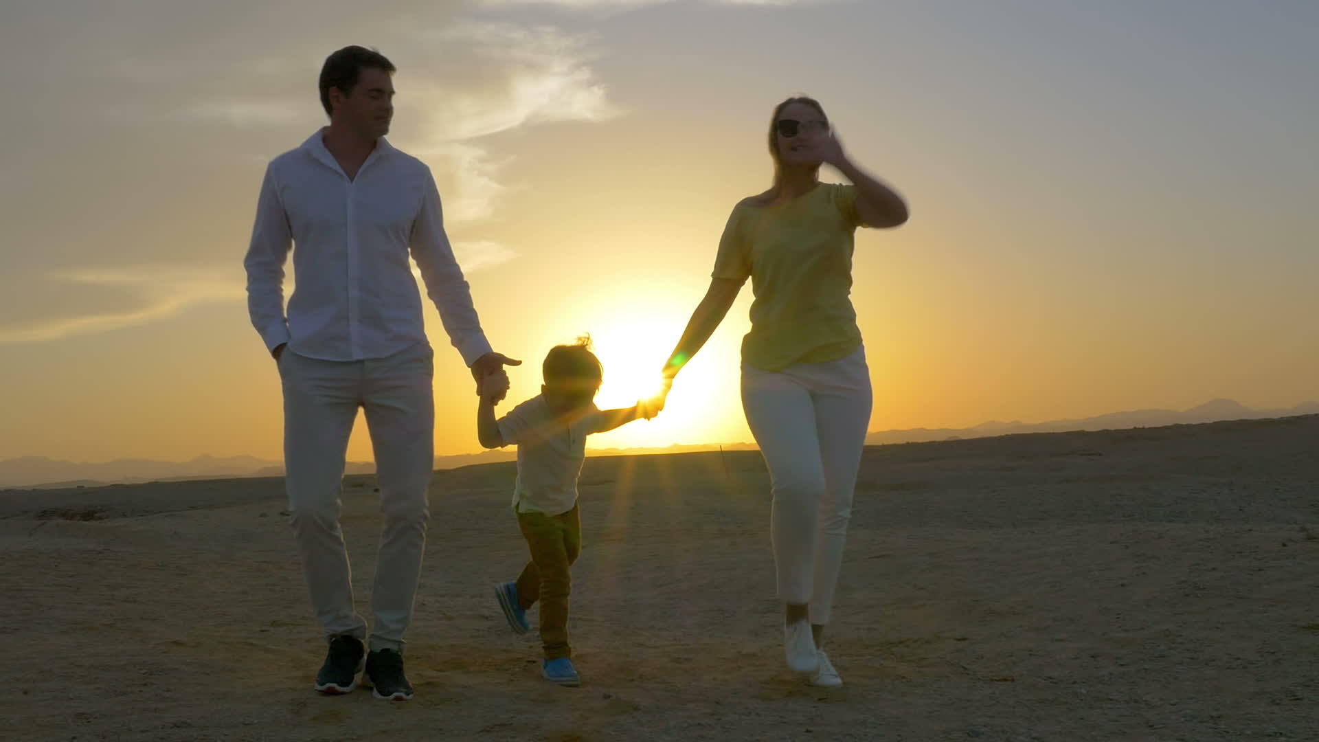 年轻的家庭在海滩上跳舞视频的预览图
