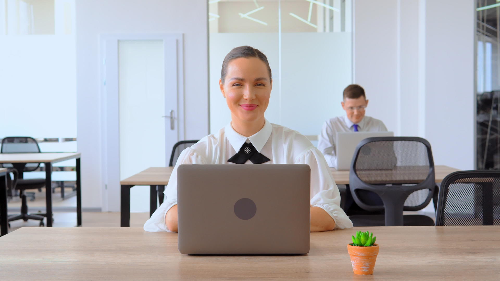 商业女性肖像可以在工作场所显示符号视频的预览图