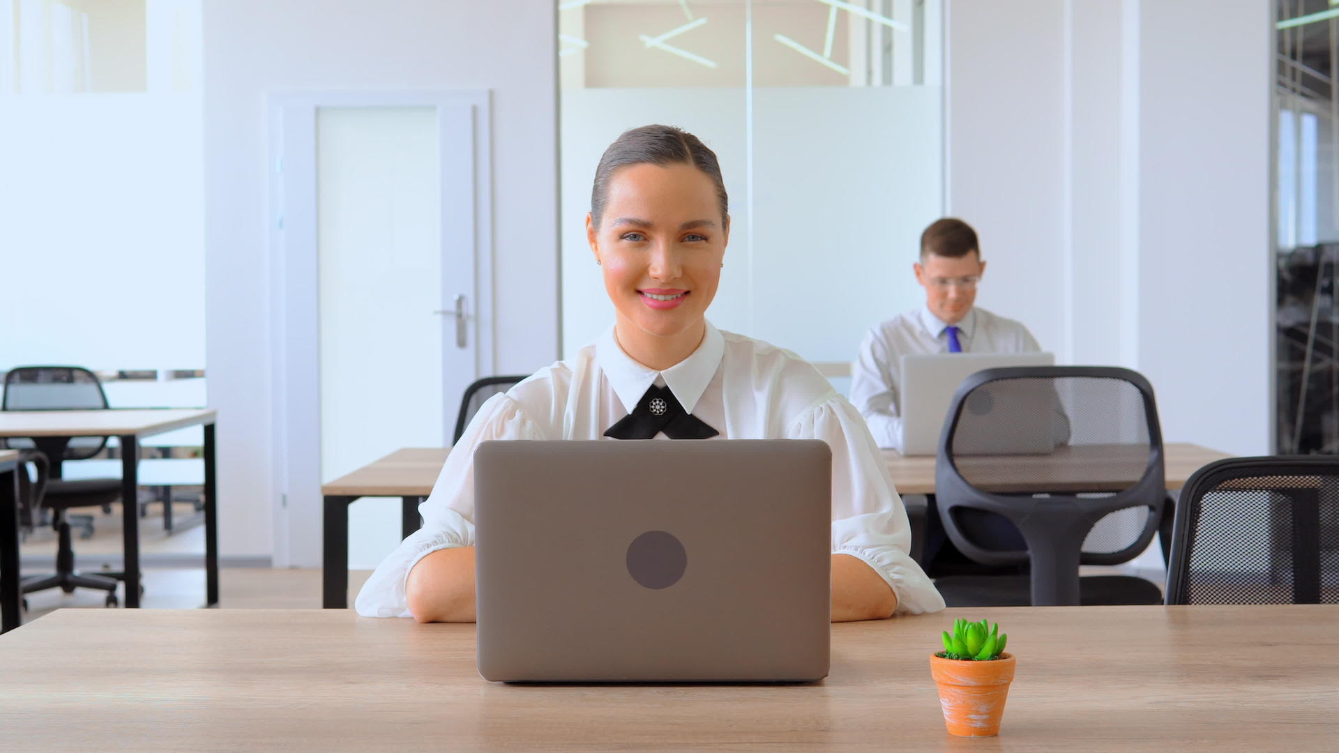 商业女性肖像作为工作单位显示符号视频的预览图
