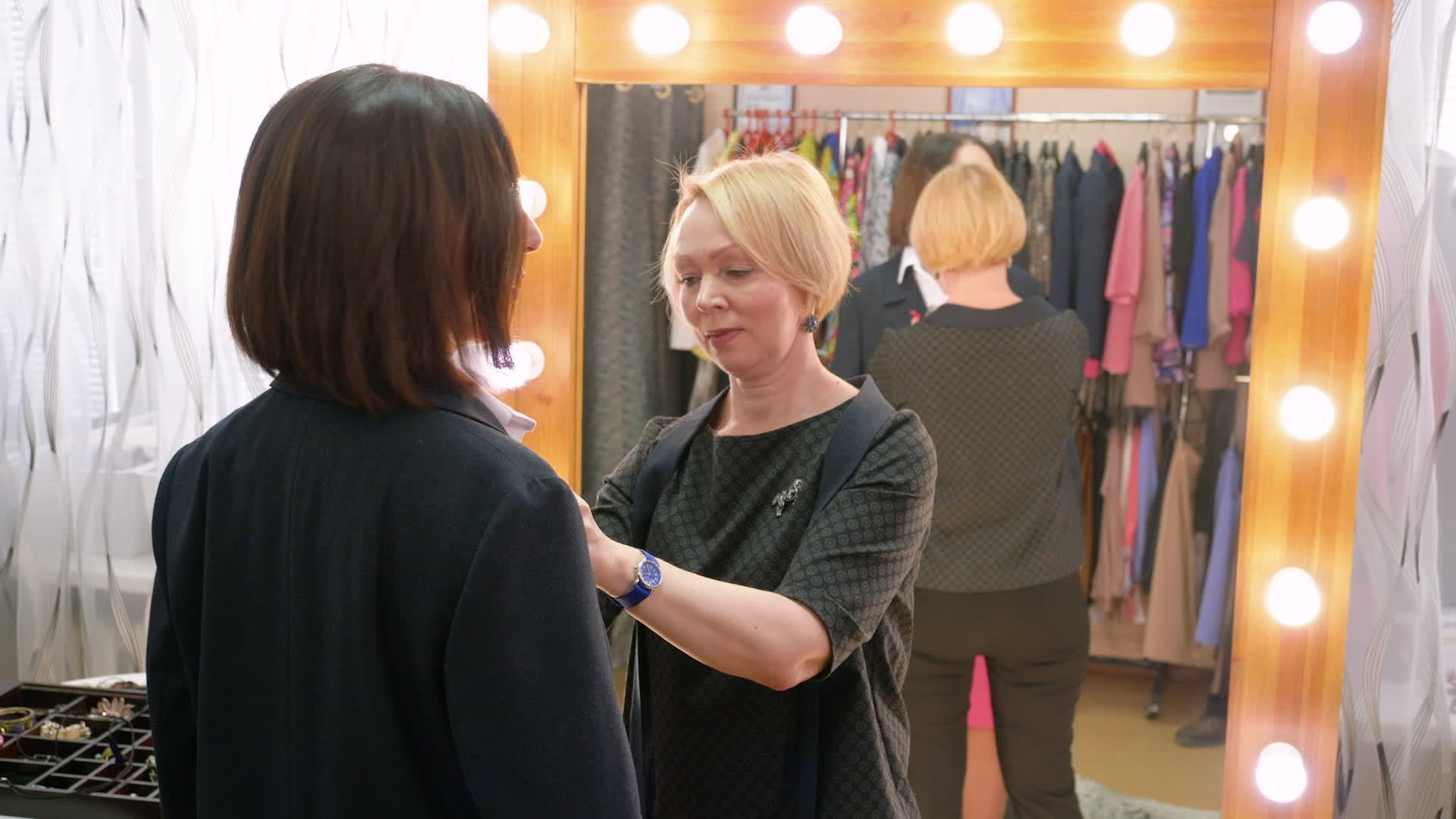 成年女性在时尚精品店前镜试穿新外套视频的预览图
