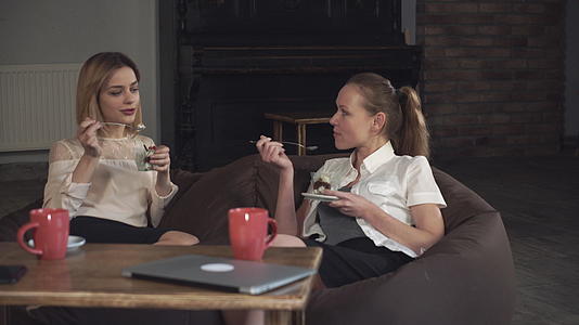 两名女办公室工作人员吃甜点视频的预览图