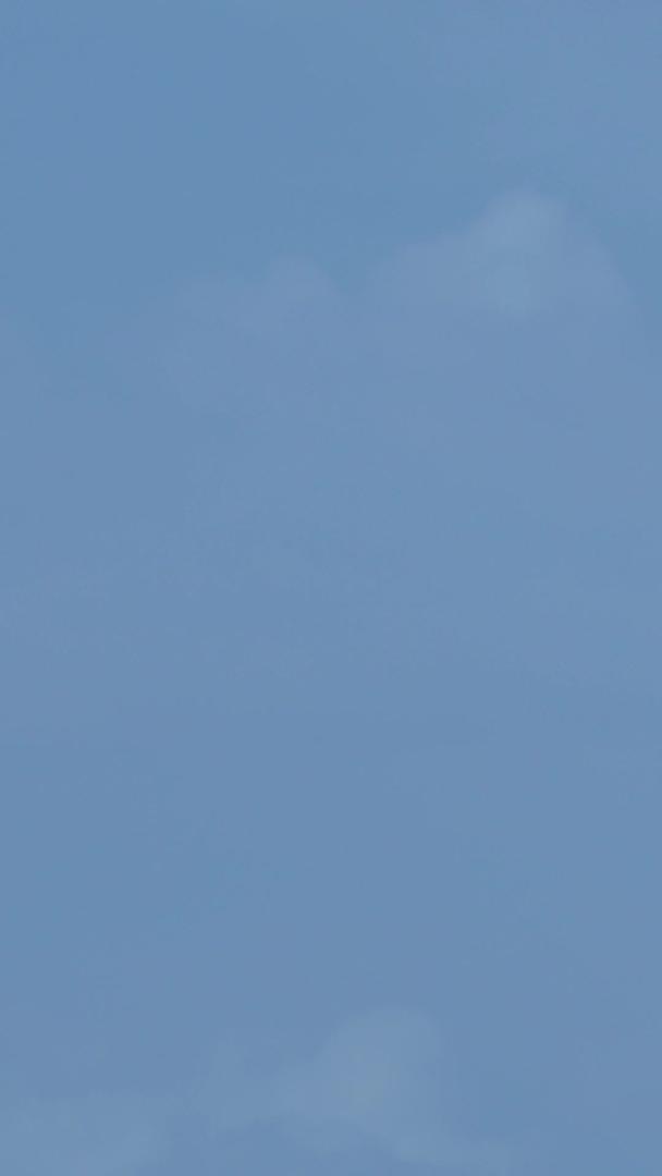 城市蓝天白云天空航拍无人机飞行素材飞行素材视频的预览图