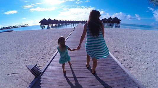 小女孩和年轻的母亲在海滩度假期间视频的预览图