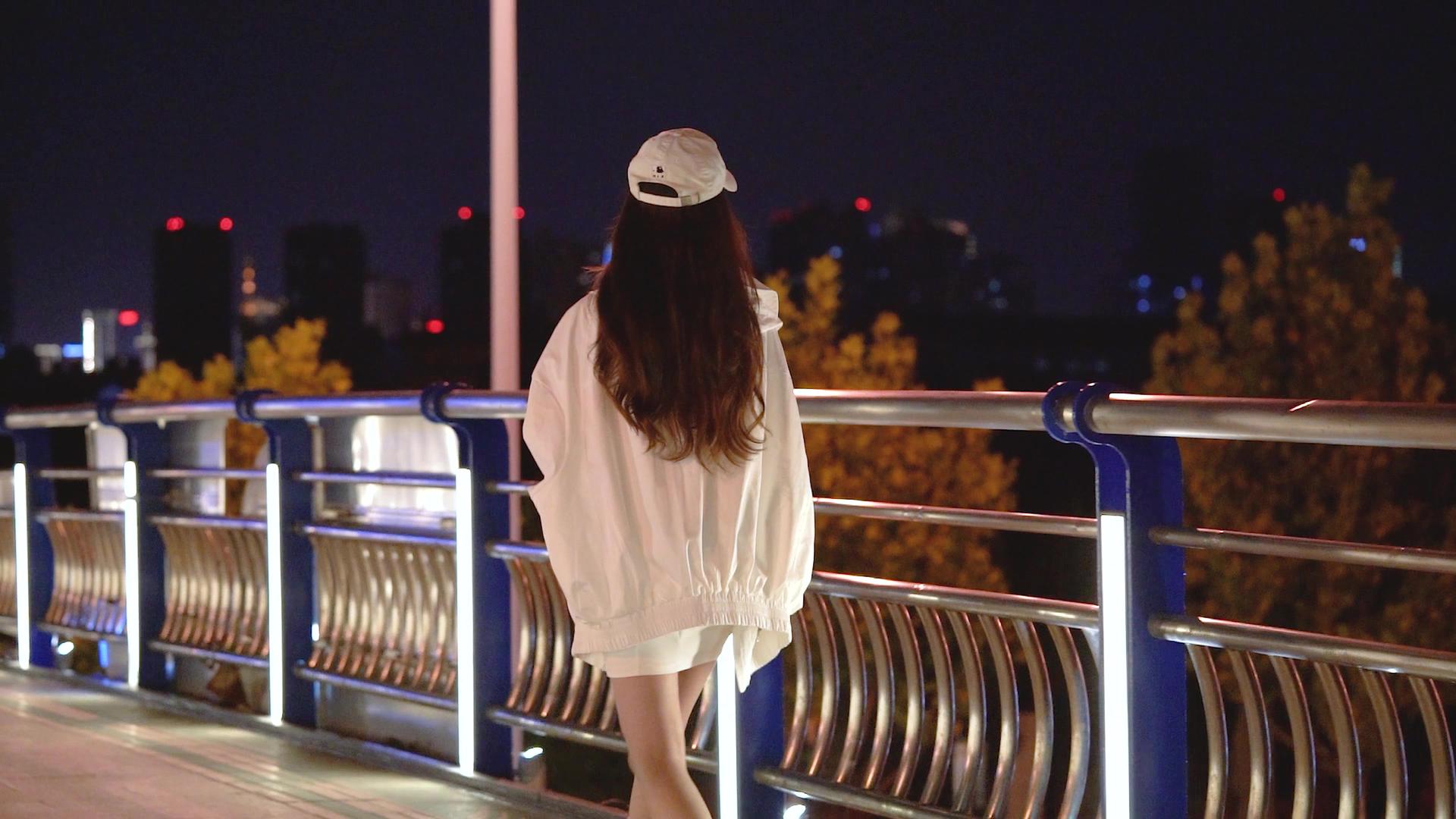 独自一人孤独走在天桥上的女生视频的预览图