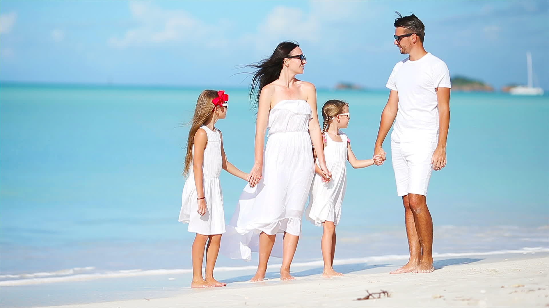 幸福美丽的家庭在白色沙滩上视频的预览图