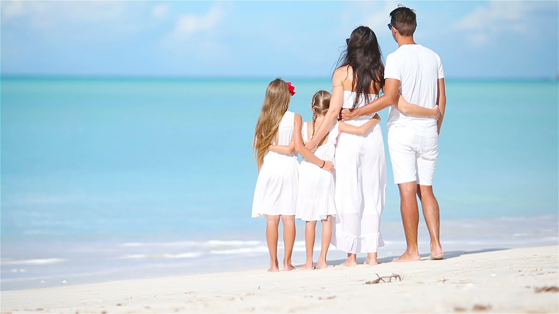 幸福美丽的家庭在白色沙滩上视频的预览图