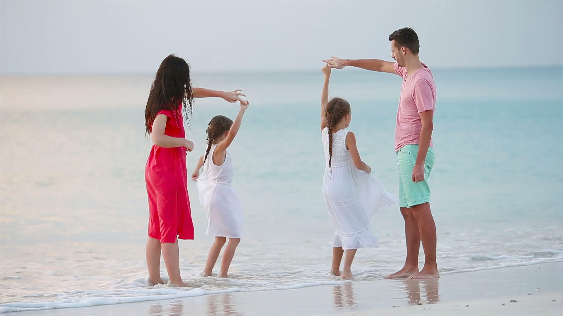 白色沙滩上幸福美丽的家庭视频的预览图
