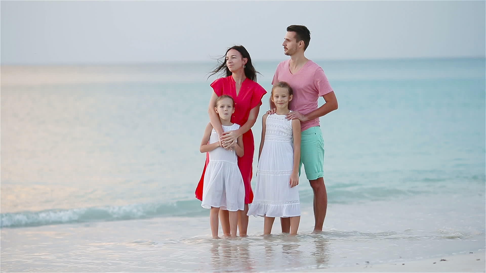白色沙滩上四四个幸福的家庭玩得开心视频的预览图