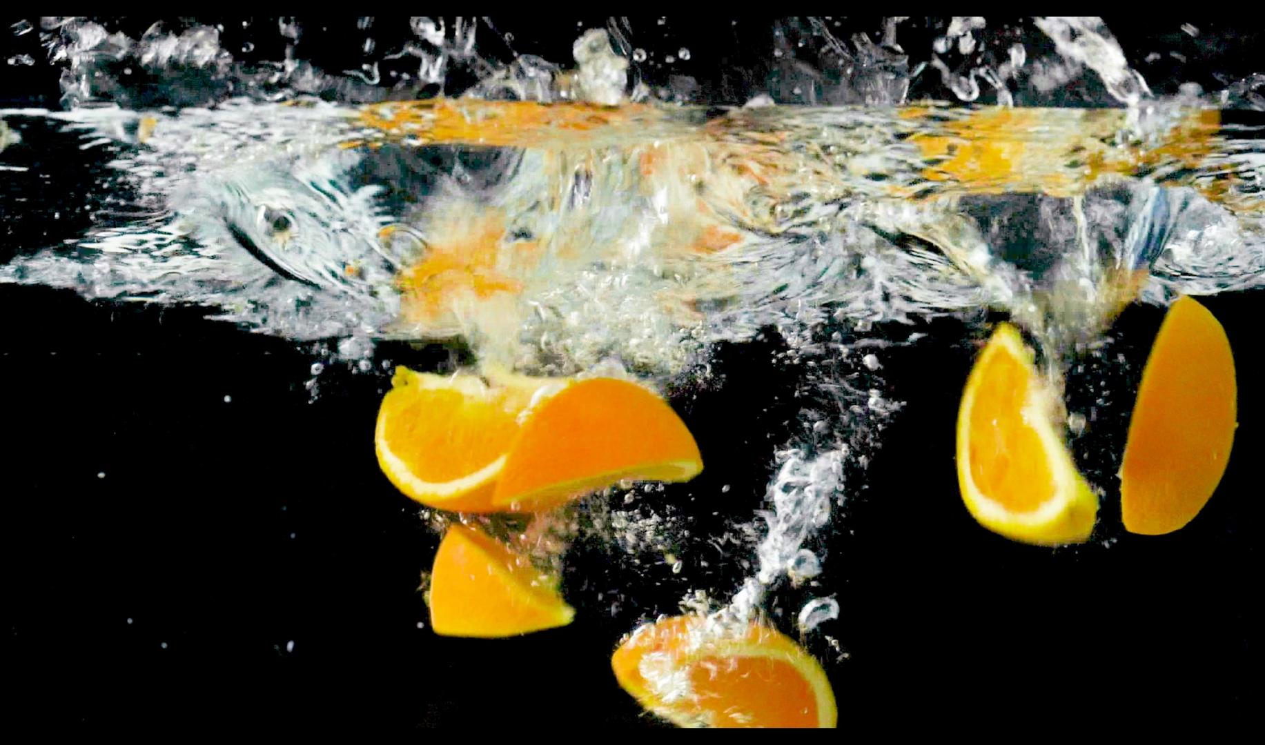 橙子掉入水中高速升格视频视频的预览图