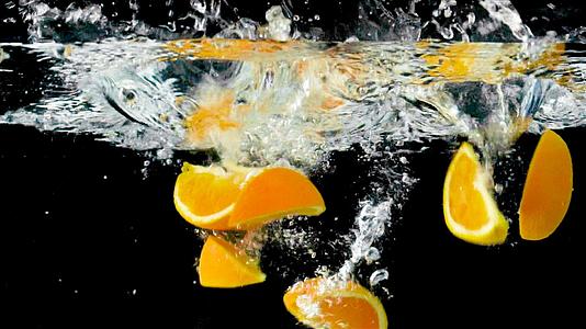 橙子掉入水中高速升格视频视频的预览图