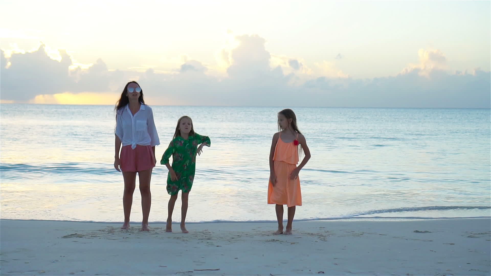 海滩上美丽的母亲和可爱的小女儿视频的预览图