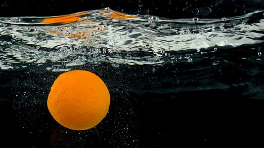 橙子掉入水中升格视频视频的预览图