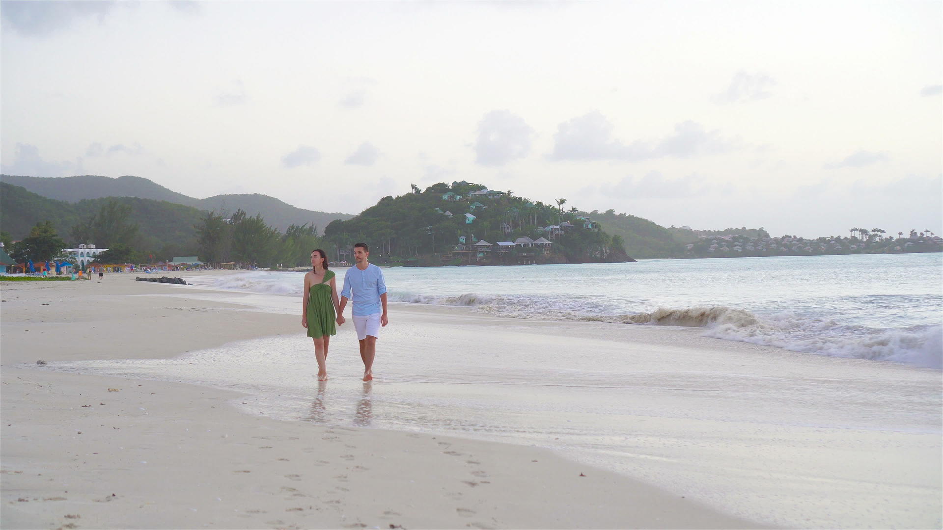 热带海滩上的年轻夫妇视频的预览图