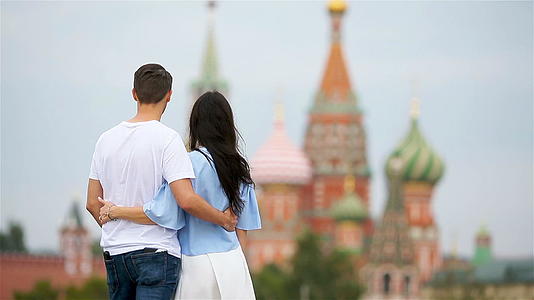 在城市的背景下相爱的年轻情侣走在圣拜西尔教堂视频的预览图